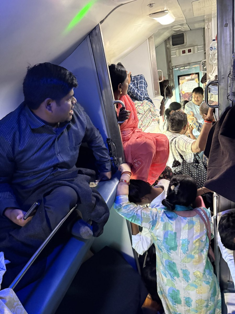 PRADIPUPADHYAY's tweet photo. @RailMinIndia @Central_Railway @RailwaySeva  Pls look into it. Massive crowd getting uncontrollable. Train 12168, B3 https://t.co/HF1hTzmpAC