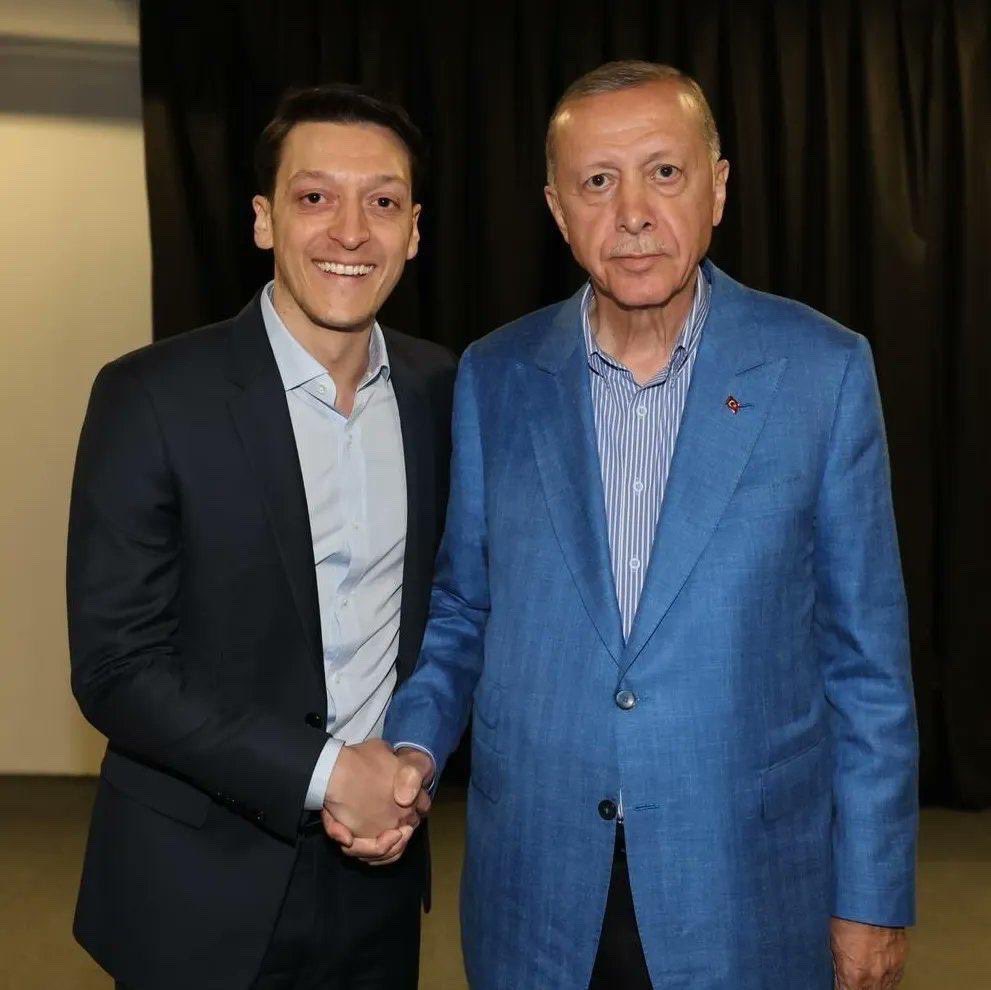 yilmazgul35352's tweet photo. Mesut Özil, AK Parti MKYK üyesi oldu.
Dünya liderinin yanına, dünya yıldızı yakışırdı zaten ❤️❤️ https://t.co/hiCnrbszzQ