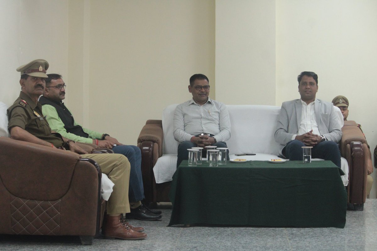 दिनांक 23.02.2025
 #SDRF_UP वाहिनी मुख्यालय में उपसेनानायक महोदय श्री हरेंद्र प्रताप यादव की उपस्थिति में आपदा मित्र के मास्टर ट्रेनर कोर्स का समापन किया गया। इसमें उत्तर प्रदेश,बिहार,हरियाणा, दिल्ली से आए 200 आपदा मित्रों को  आपदा मित्र प्रशिक्षक के रूप में तैयार किया गया।
