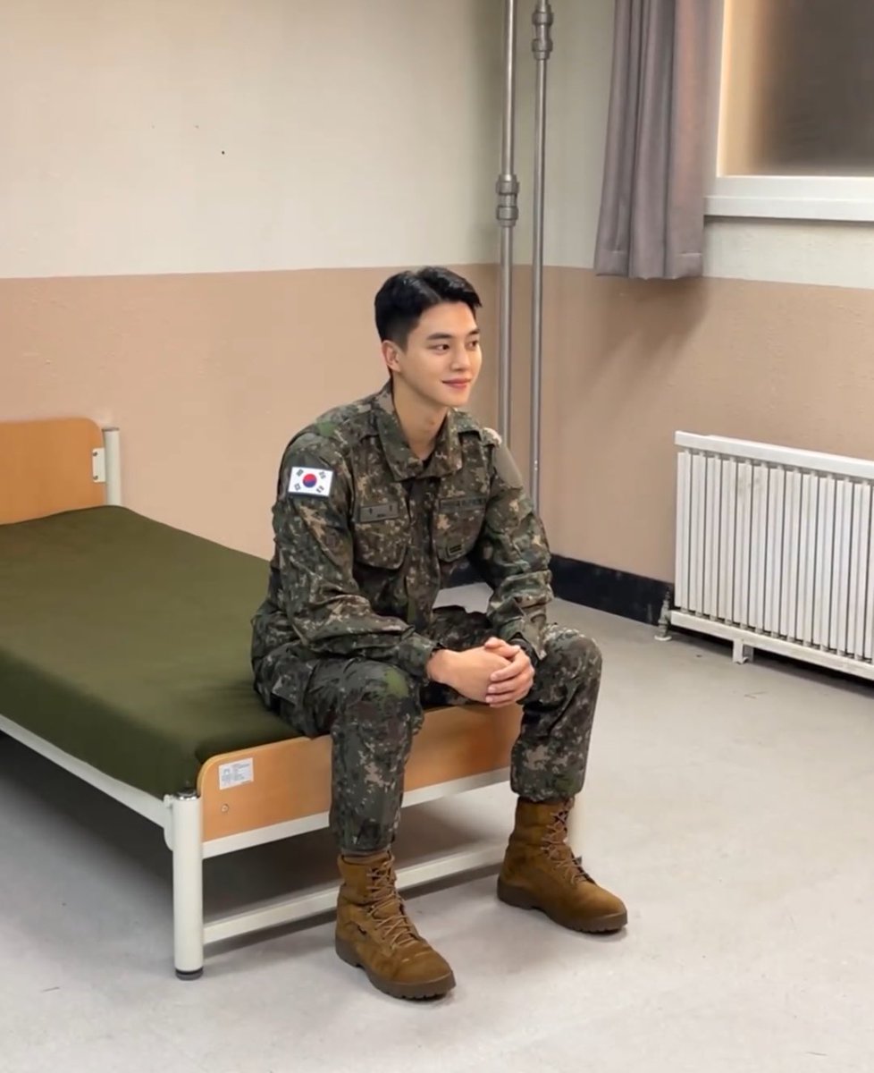 it's been a while. officer Song Kang is here to drop a hello. hopefully my Kangtuals stay happy and healthy through out 2025 too.