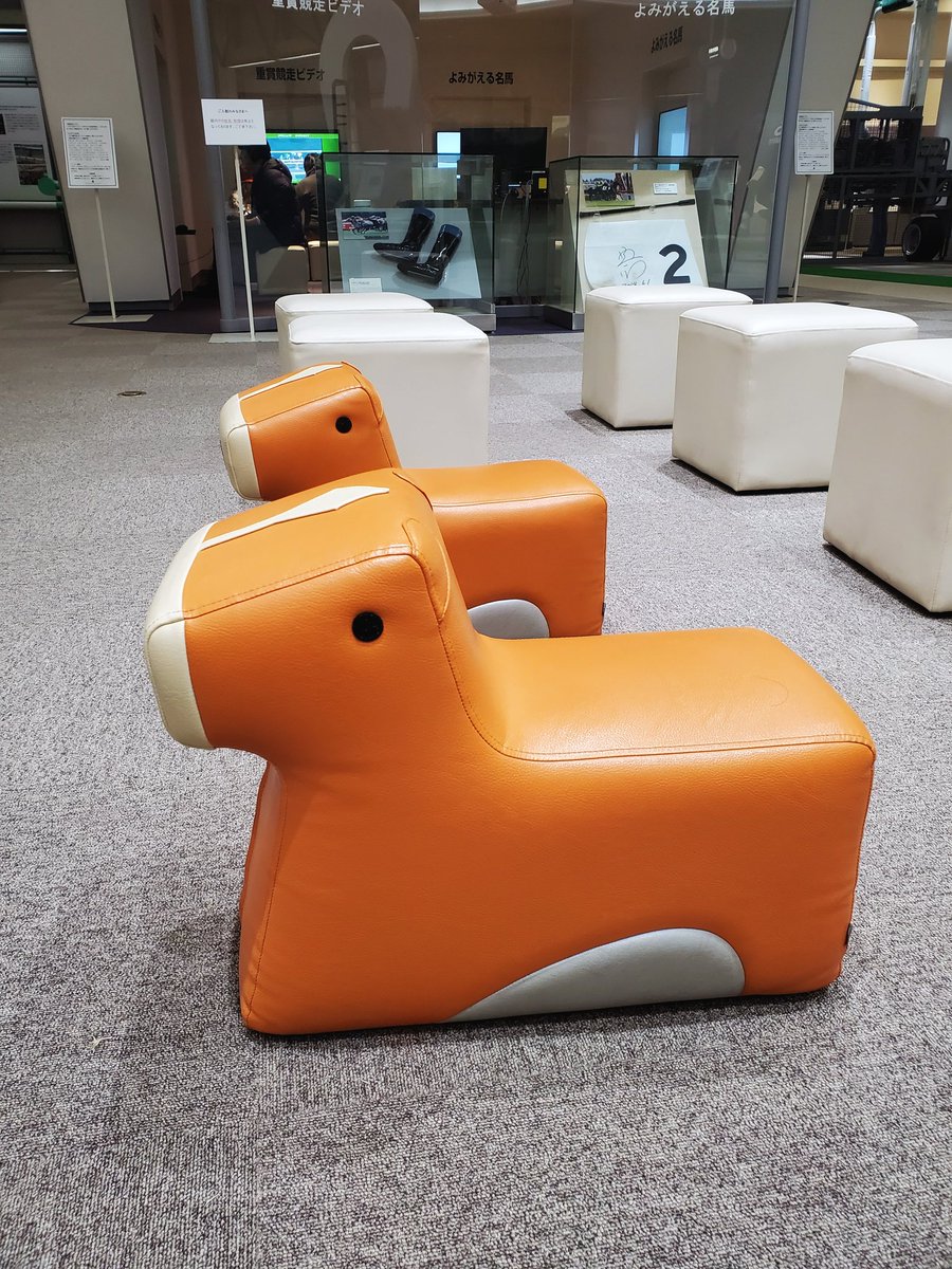 競馬場のベンチかわいい