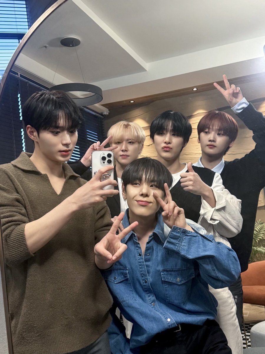 WEi__Official's tweet photo. 끝나가는 주말의 아쉬움🫥 포근하고 따듯한 댄디뽀이 위아이로 힘 잔뜩 얻어가세요~💙 울아이로 에너지 충전 완료🎶

#위아이 #WEi 
#TheFeelings #NOTENOUGH https://t.co/gRY18K7f9w
