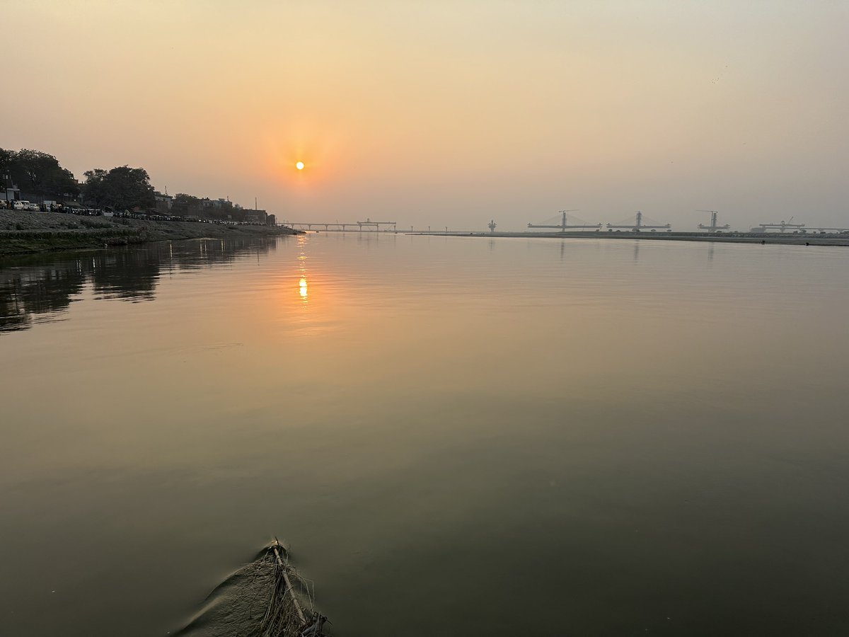 महाकुंभ में पावन जल का आचमन और संगम तट पर त्रिवैणी घाट पर स्नान करने का सौभाग्य प्राप्त हुआ।
<a href="/ShobhaRaniBL/">MLA ShobhaRani Kushwaha</a> <a href="/upendraKushwah_/">Upendra kushwaha</a> 
जय गंगा मैया,
हर-हर गंगे, हर-हर महादेव!

#mahakumbh2025 #prayagrajkumbh #trivenisangam