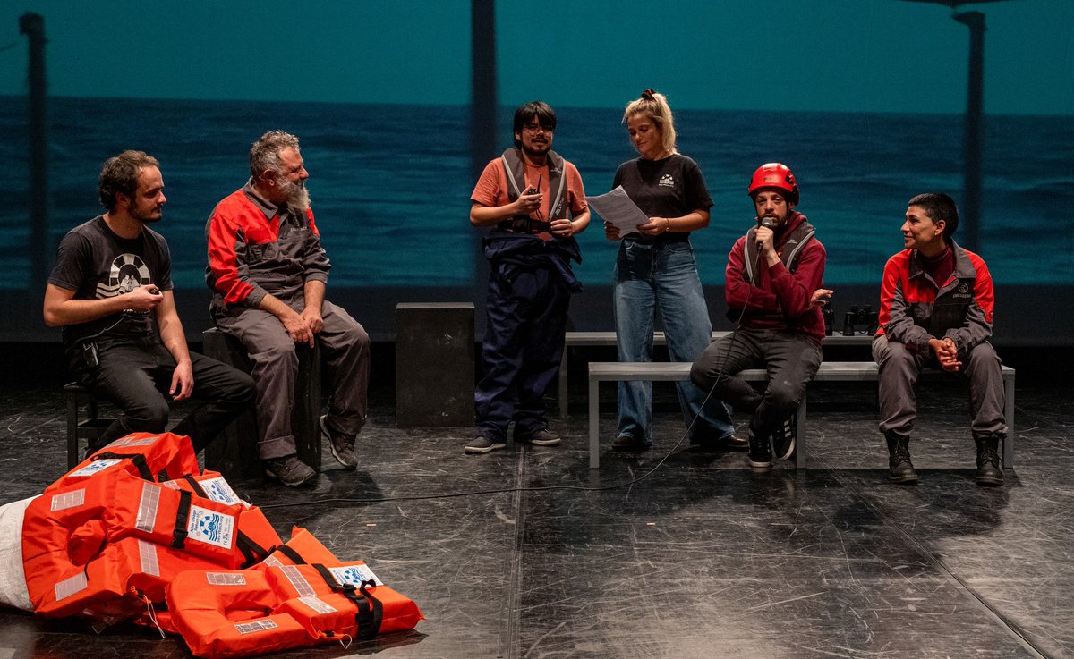 MiguelCSDuarte's tweet photo. Esta quinta-feira estreia em Bolonha uma peça de teatro em que estive a trabalhar nos últimos meses.

Chama-se A Place of Safety e fala sobre o movimento de resgate marítimo civil e muito mais. Estou orgulhoso deste projecto e feliz de poder fazer parte dele. https://t.co/OYS93cYFEI