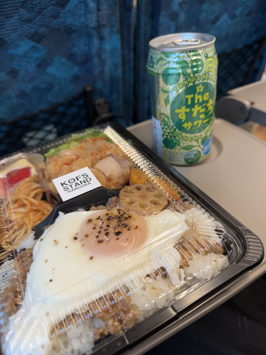 Mahina_tksm's tweet photo. お土産時間なかったけど 
とりあえずこれだけ確保した！
#KOFS のお弁当とマイブームのこれを🍺
#酒とつまみとまひなと😉乾杯
#徳島駅 #阿波とくしま観光大使 https://t.co/dS7LKq9SAW