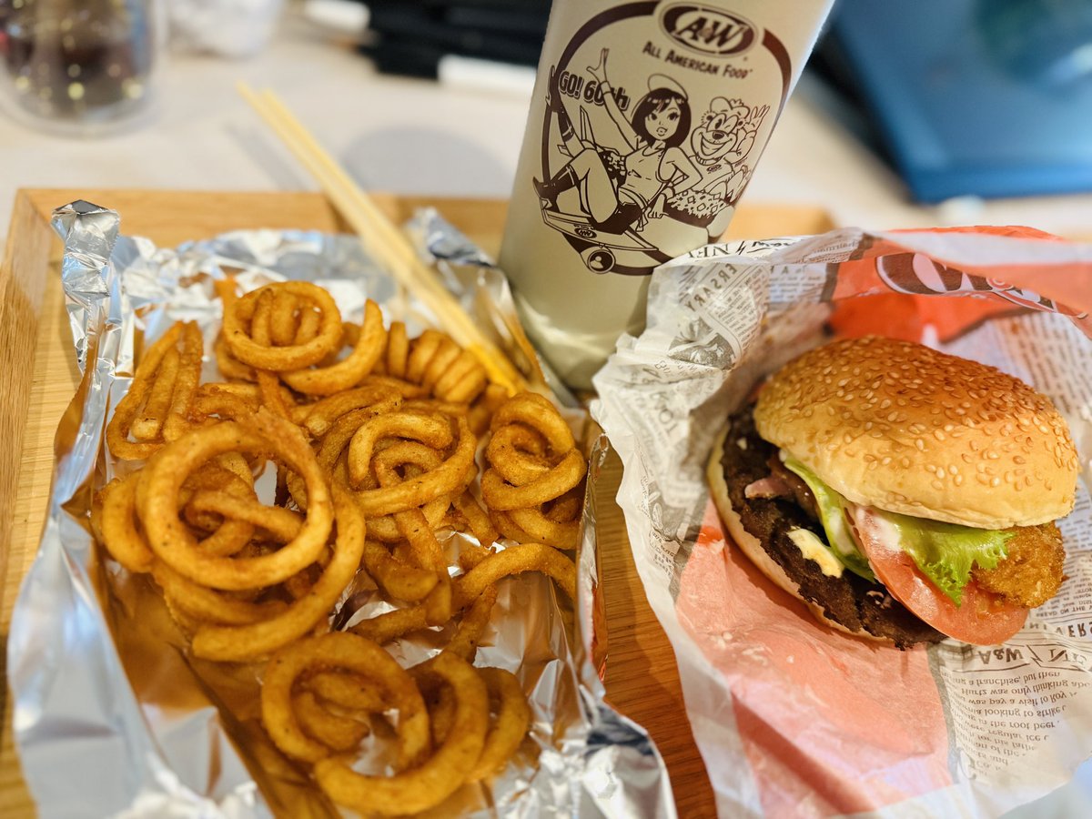 egumisky's tweet image. 今日の沖ツラ８話
A&amp;amp;W🍔を美味しそうに食べてるのを観て…
たまらず夕ご飯はエンダー(A&amp;amp;W)に！！！

#沖ツラ #喜屋武飛夏 #比嘉夏菜
#aandw @AW_Okinawa #マイタンブラー