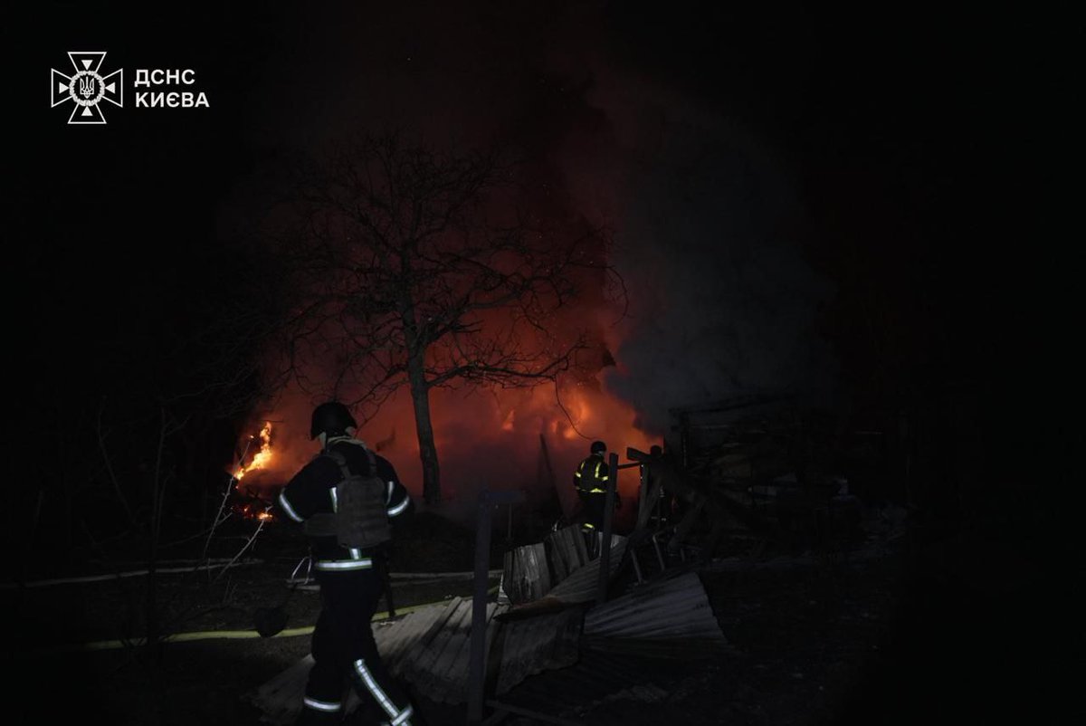 TWMCLtd's tweet photo. #Kyiv was very heavily attacked again during the night, as I also reported live.
The capital city suffered damage in four districts, #Holosiivskyi #Darnytskyi #Obolon + #Pechersk
Houses and a Nova Poshta branch were damaged; debris hit the Botanical Gardens.
But no injuries. https://t.co/r9vbpbqHMJ