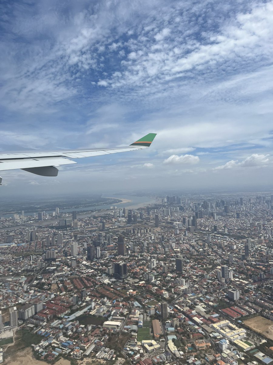 1492apples's tweet photo. エバー航空A330-300にてプノンペンから台北桃園へ約3時間���フライト✈️

機内食は煮卵&amp;たくわん付き鶏肉飯。
剥がし忘れのおやすみシール付きシートでしたが美味しく頂きました。 https://t.co/ImWePnFX6y