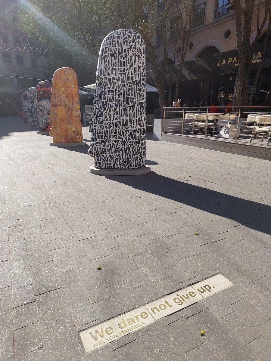 revozone's tweet photo. Afrika Selatan punya cara yang sangat baik untuk menghormati pahlawan-pahlawan mereka. Untuk menghormati Nelson Mandela, mereka membangun komplek perkantoran dan pusat perbelanjaan di jantung kota Johannesburg yang dinamakan Nelson Mandela Square. https://t.co/tokiDyKFVB