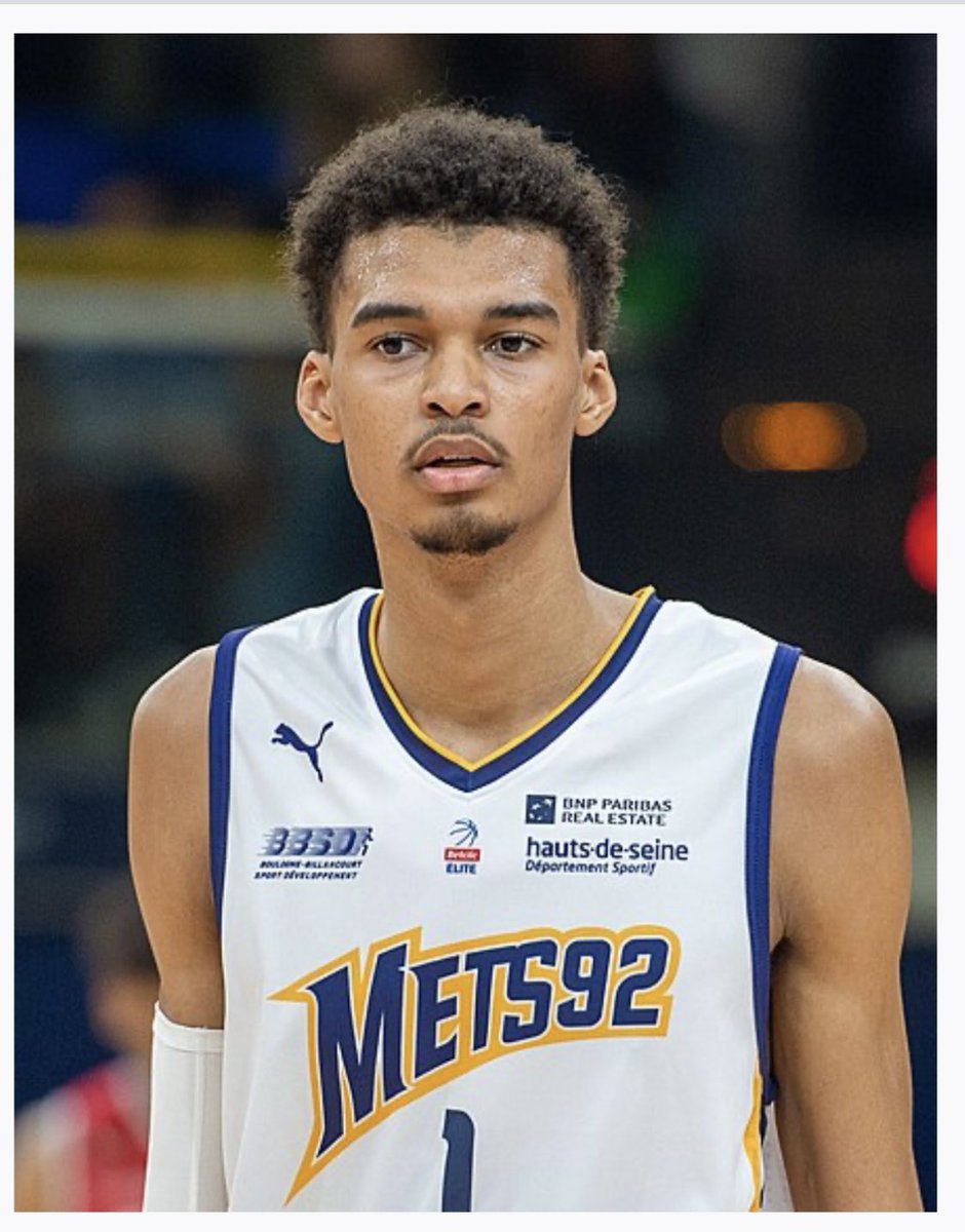 HILO sobre el jugador de la NBA Victor Wenbanyama, que ha sufrido una TROMBOSIS VENOSA PROFUNDA en su hombro, patología llamada SÍNDROME DEL DESFILADERO TORÁCICO, provocada por la compresión de la vena entre la clavícula y la primera costilla, además de los músculos escalenos.👇🏻