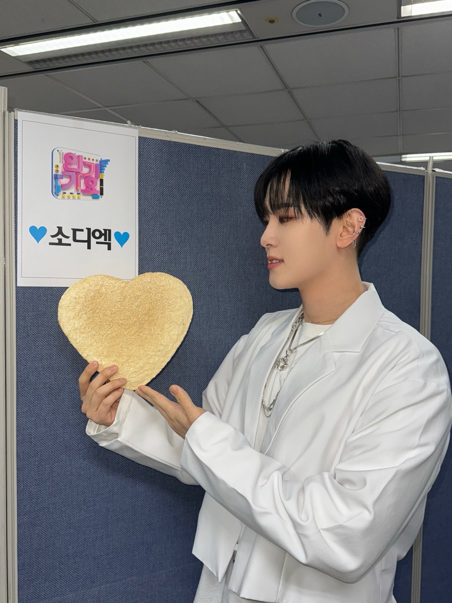 XODIAC_MEMBERS's tweet photo. [#현식] 

인기가요도 완료!!!✌🏻 
쏘블리~~~ 응원 하느라 고생 많았어 🫂
고마워 🥹🫶🏻

#XODIAC #소디엑 #HYUNSIK #현식 https://t.co/gXJopDekbe