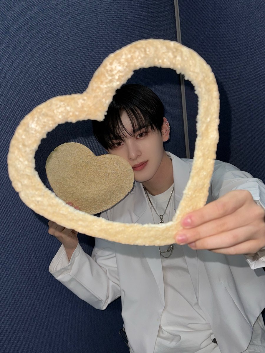 XODIAC_MEMBERS's tweet photo. [#현식] 

인기가요도 완료!!!✌🏻 
쏘블리~~~ 응원 하느라 고생 많았어 🫂
고마워 🥹🫶🏻

#XODIAC #소디엑 #HYUNSIK #현식 https://t.co/gXJopDekbe