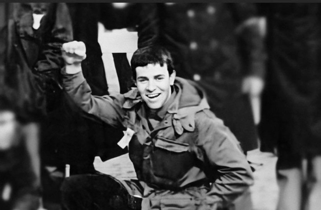 23 Şubat 1979

Metin Yüksel'in Şehadeti

Metin Yüksel, Fatih Camii'nde Cuma namazı çıkışı cami avlusunda bir grup Ülkücü faşist tarafından öldürüldü.

Şehadet bir çağrıdır,Nesillere çağlara 

ŞEHİT METİN YÜKSEL 🕊️

Ruhu şad olsun.