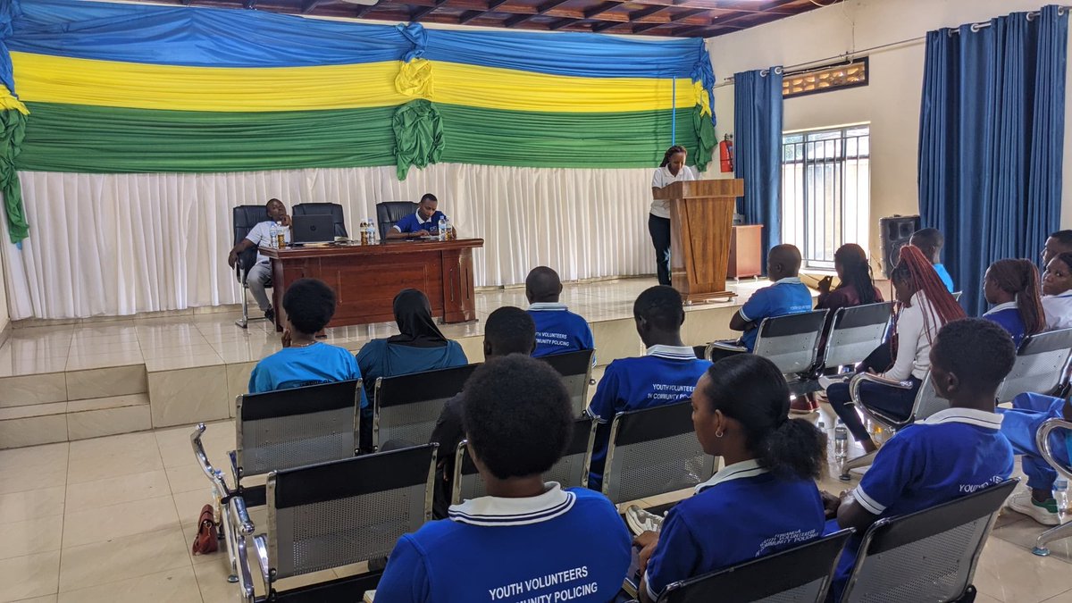 RyvcpG's tweet photo. NONAHA:
Mu cyumba cy'inama cy'Umurenge wa Gatenga hari kubera amahugurwa ku nshingano yateguwe na Komite ya RYVCP mu @GatengaSector yitabiriwe n'abari mu nshingano ku rwego rw'Umurenge n'utagari twose tuwugize.
Wabaye umwanya mwiza wo kwibukiranya inshingano zacu muri RYVCP https://t.co/fQK0vEjNJK