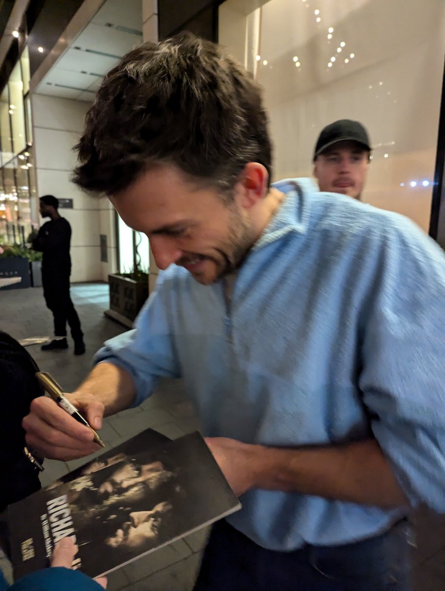fitz1121's tweet photo. I promised myself I'd never post on this hellsite again, but then I never predicted this. I met Jonny and Matt last night. And here is all the picture spam I have. 

(Sorry it's so blurry, my phone was on battery-saver mode).

(1/7) https://t.co/bJjqe9aau2