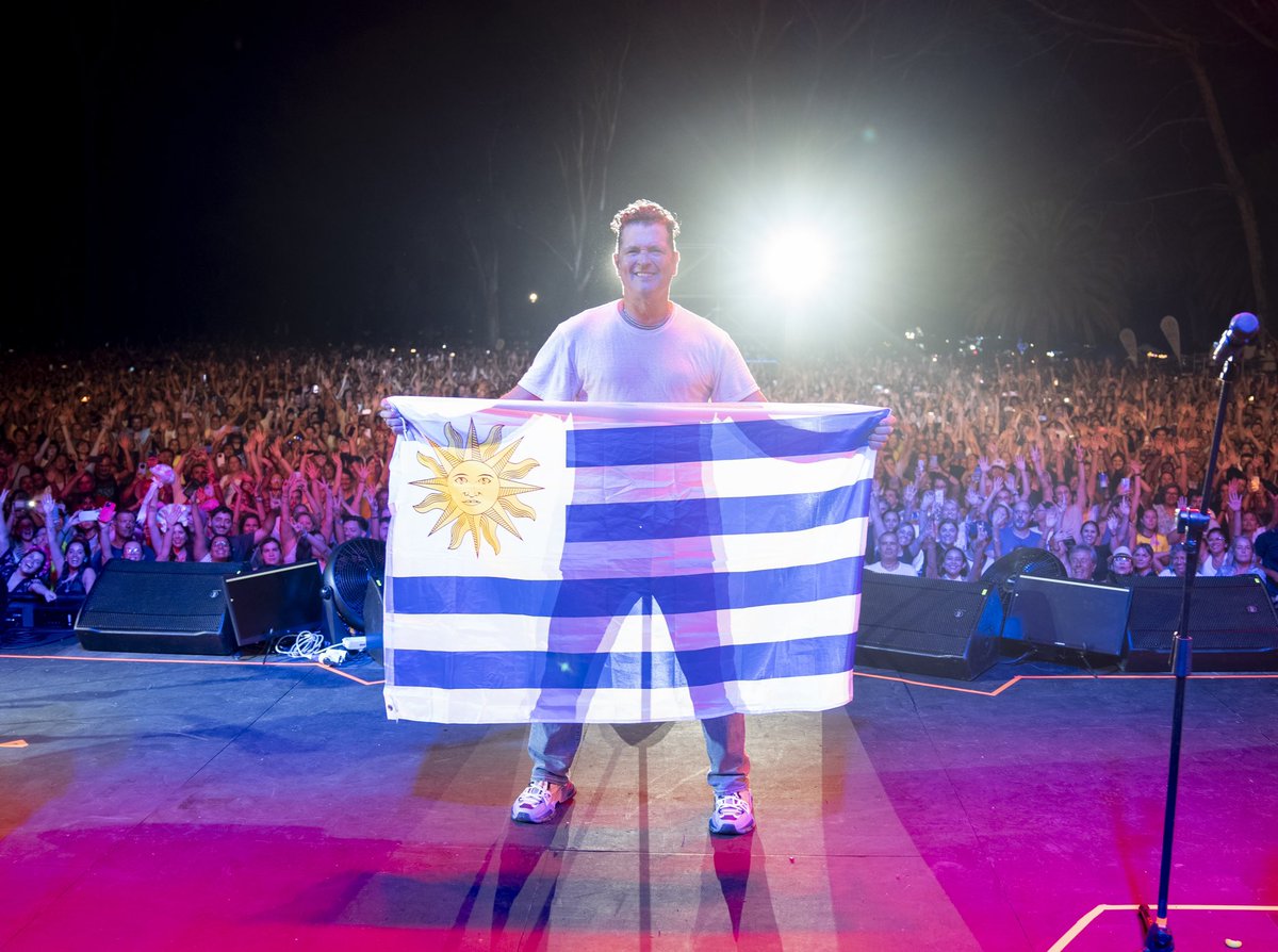 carlosvives's tweet photo. Anoche cantamos en Maldonado, Uruguay en una fiesta con 30.000 personas que bailaron y cantaron al ritmo de La Provincia🙌🏼

Gracias por su cariño y por recibirnos con tanta alegría para celebrar que El Rock de mi Pueblo Vive en Uruguay ❤️🇺🇾 ¡Los quiero!

Próxima parada… Viña del Mar✈️ #ElRockDeMiPuebloVive