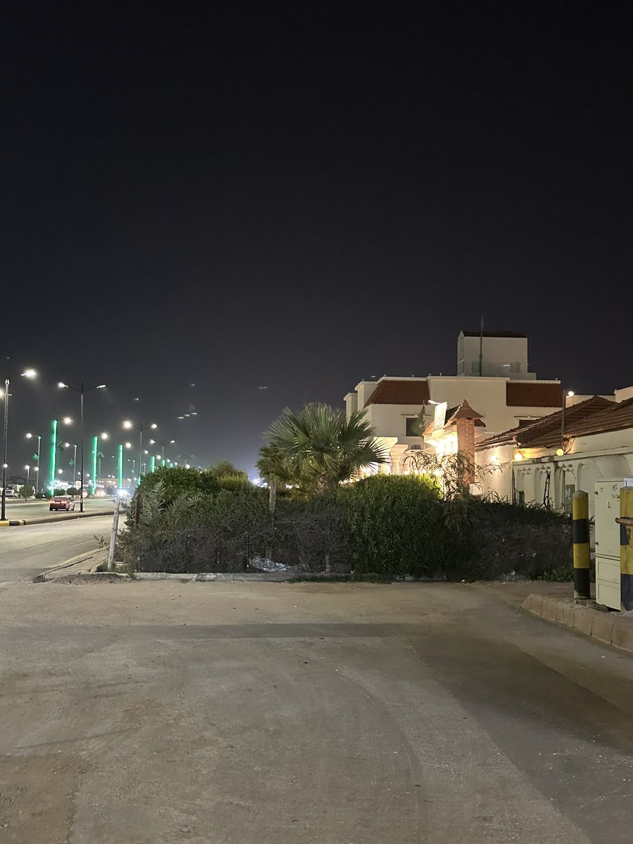 7lo_zain's tweet photo. @Amana940 
قام صاحب المنزل بالتشجير على الشارع، مما تسبب في حجب الرؤية أمام السائقين عند الخروج من الحي إلى الشارع الرئيسي والعكس. ونظرًا لما يمثله ذلك من مخالفة وخطر قد يزيد من احتمالية وقوع الحوادث – لا قدر الله – نأمل منكم إزالة هذه الأشجار من الشارع لضمان سلامة الجميع. https://t.co/LfR74wD4Wl