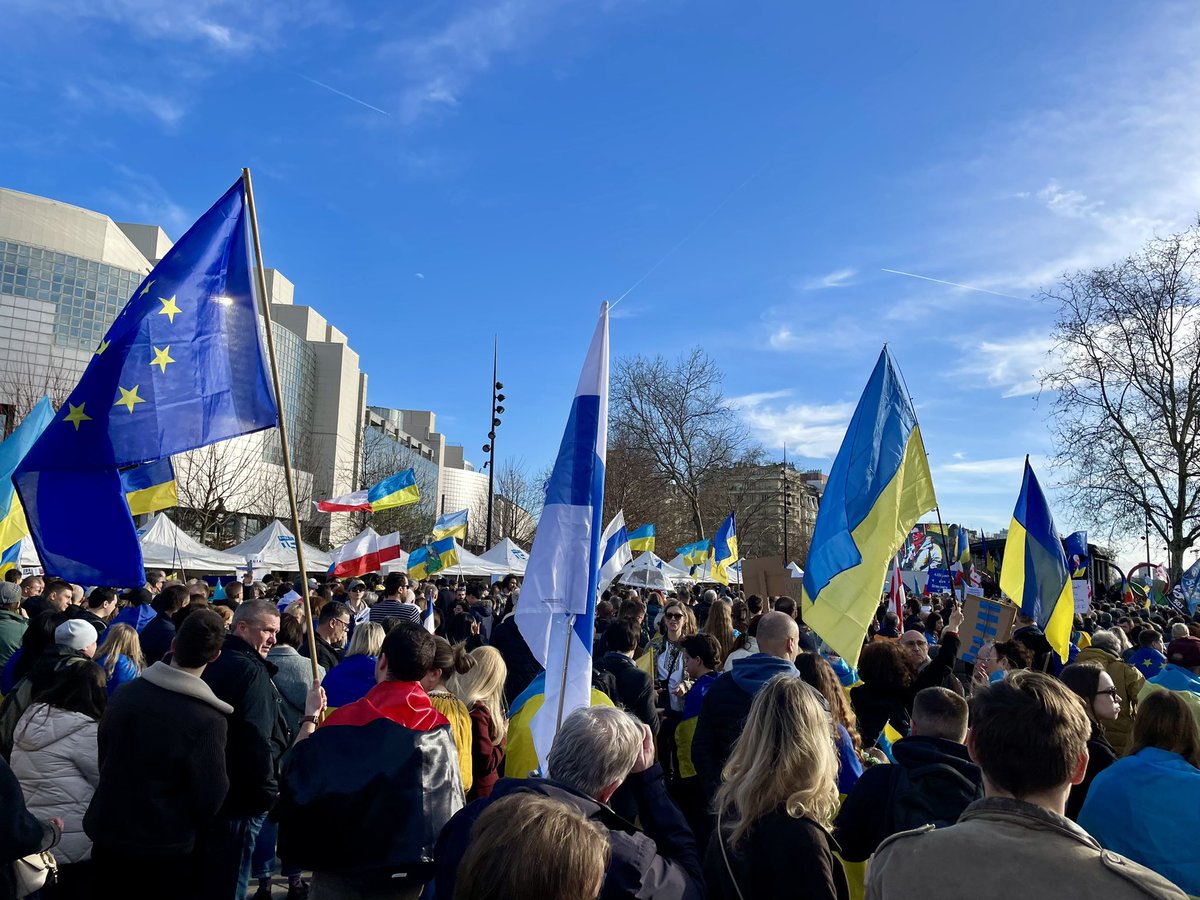 Alexis Prokopiev (@aprokopiev) on Twitter photo Impressive crowd at Place de la Bastille.
Paris stands with Ukraine 🇺🇦✊
#StandWithUkraine <a href="/UkraineStand/">StandWithUkraine</a> <a href="/union_ukr_fr/">Union des Ukrainiens de France</a> <a href="/Rus_Lib/">Russie-Libertés</a> Impressive crowd at Place de la Bastille.
Paris stands with Ukraine 🇺🇦✊
#StandWithUkraine <a href="/UkraineStand/">StandWithUkraine</a> <a href="/union_ukr_fr/">Union des Ukrainiens de France</a> <a href="/Rus_Lib/">Russie-Libertés</a>