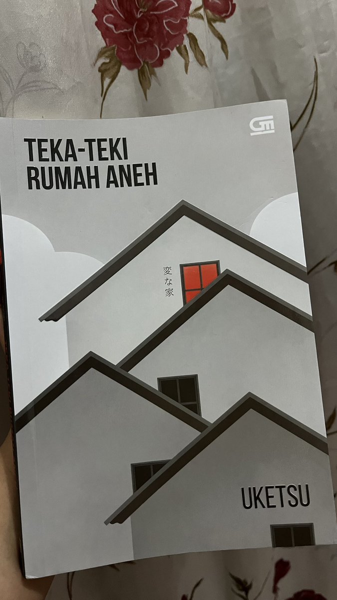 liitaapr's tweet image. Hari ini tidak terlalu sibuk. Jadi aku memutuskan membaca buku ini. Teka-Teki Rumah Aneh karya Uketsu.