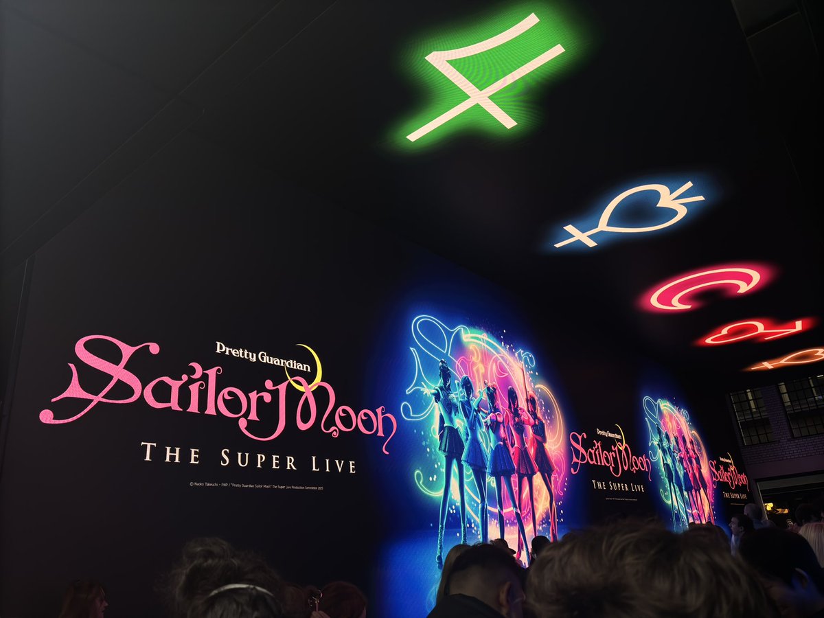 IM SEEING SAILOR MOON SUPER LIVE AAAA