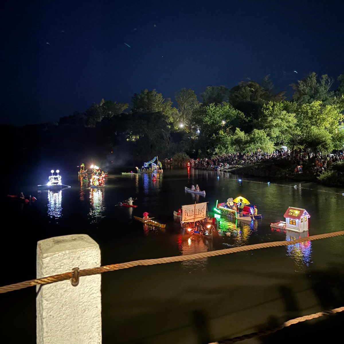 El “Carnaval de las embarcaciones”, lleva el nombre del padre de Monzeglio, quien impulsó este evento hace más de medio siglo.
Además, estuvieron presentes el Director de Turismo de Canelones <a href="/HPyanes/">Horacio Yanes</a>, concejales, ediles y representantes de fuerzas vivas de Santa Lucía.