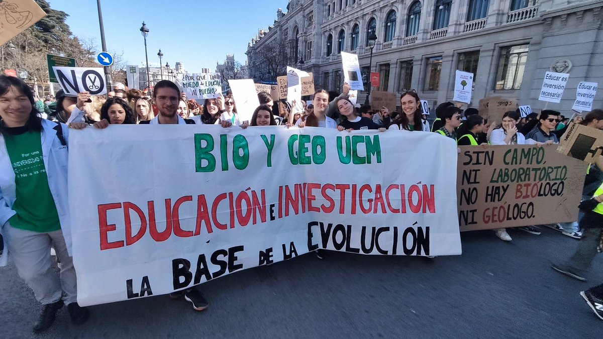 Centriolos #SinCienciaNoHayFuturo# (@grijota7) on Twitter photo Orgullosa de nuestros alumnos de la F. Biológicas y de <a href="/geologicasUCM/">Facultad de Ciencias Geológicas</a> que han salido a defender una universidad pública de calidad!!! GRACIAS por implicaros juntos en esto❤️ <a href="/unicomplutense/">Complutense</a> <a href="/educacmadrid/">Educación▪️Comunidad de Madrid</a> Orgullosa de nuestros alumnos de la F. Biológicas y de <a href="/geologicasUCM/">Facultad de Ciencias Geológicas</a> que han salido a defender una universidad pública de calidad!!! GRACIAS por implicaros juntos en esto❤️ <a href="/unicomplutense/">Complutense</a> <a href="/educacmadrid/">Educación▪️Comunidad de Madrid</a>