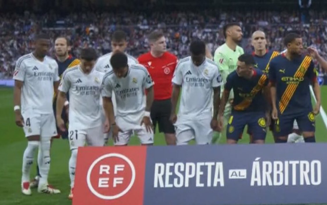 Club de afeminados y sojas. Que hacéis posando con ese cartel.