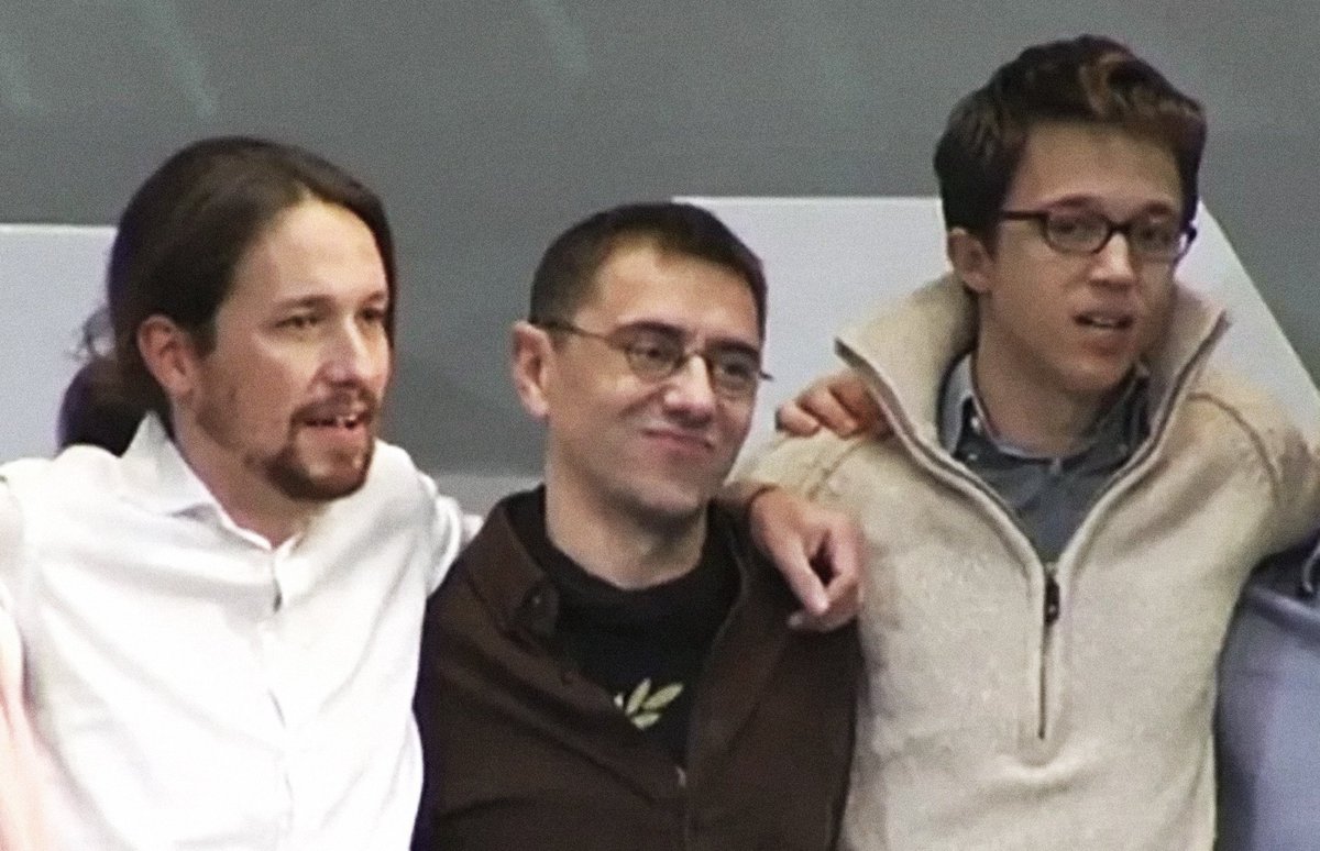 LosMeconios's tweet image. Imaginadlos antes de Podemos. Tres tíos físicamente del montón (siendo generoso), con menos encanto que estornudar con diarrea y, probablemente, sin saber lo que es bañar la nutria.

Ahora imaginadlos después de Podemos. Tres tíos que de repente ganan cierta fama, recibiendo…