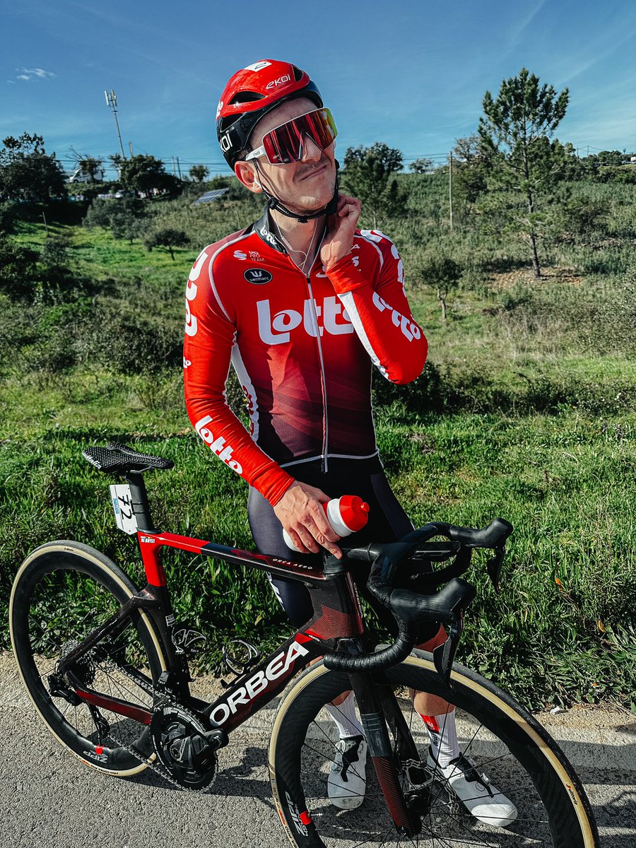 lottocycling_'s tweet image. 🇵🇹 #VoltaAoAlgarve

@JasperDeBuyst cheering up the crowd 💃🏻