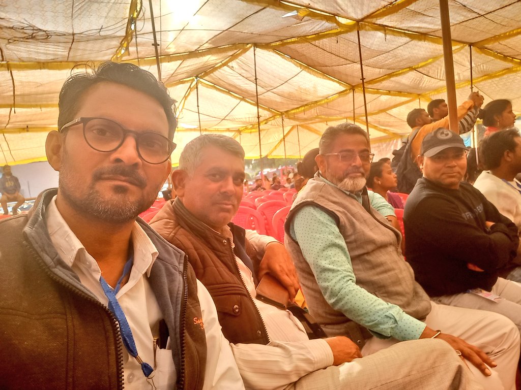 razia_bharti's tweet photo. @Jitendr26008896 @diooffice371 @ABPNetwork3214 @JitendraG_jantv @FaizanAKhan_90 @annukhan78 @devkumarmisra @News_22India @Nisaransari53 @upnewsone @aligarhexpress0 आज पत्रकारों को एकजुट होने की आवश्यकता है आज बहुत खुशी हुई और पत्रकारों के लिए सुरक्षा क़ानून की आवश्यकता है।
जिला प्रशासन के अधिकारी, सूचना विभाग, वरिष्ठ पुलिस अधिकारियों का आभार जो पत्रकारों के सम्मेलन में भाग लेकर पत्रकारों की समस्याओं गंभीरता पूर्वक ली।
@diooffice371 https://t.co/GQyTCq4QiR