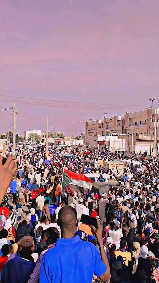 AbazarHassan's tweet photo. فرح السودانيين في مدينة الأبيض بدخول القوات المسلحة السودانية (متحرك الصياد ) الذي فك حصارها. https://t.co/FNBSfvo4k2