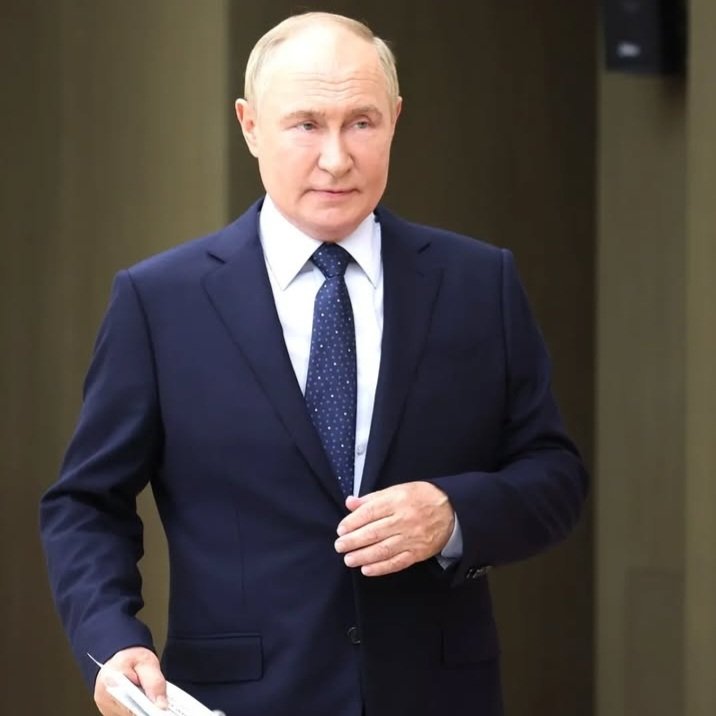 itsmeback_'s tweet image. #VladimirPutin brucia l&apos;Europa con le sue parole: &quot;Non voglio offendere nessuno, Dio non voglia, ma quando chiedo: cosa manca all&apos;Europa oggi? La risposta è: mancano i cervelli&quot;.👏🏼👏🏼👏🏼