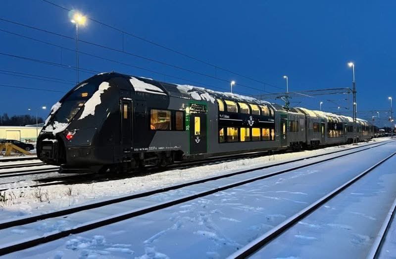 riverolavic's tweet image. La empresa finlandesa VR FleetCare moderniza el primer tren eléctrico de #Alstom para Suecia

Desde principios de febrero, el tren #Coradia Duplex X40 de tres coches y dos pisos opera entre Västerås y Estocolmo. Diseñados para velocidades de hasta 200 km/h, los trenes fueron