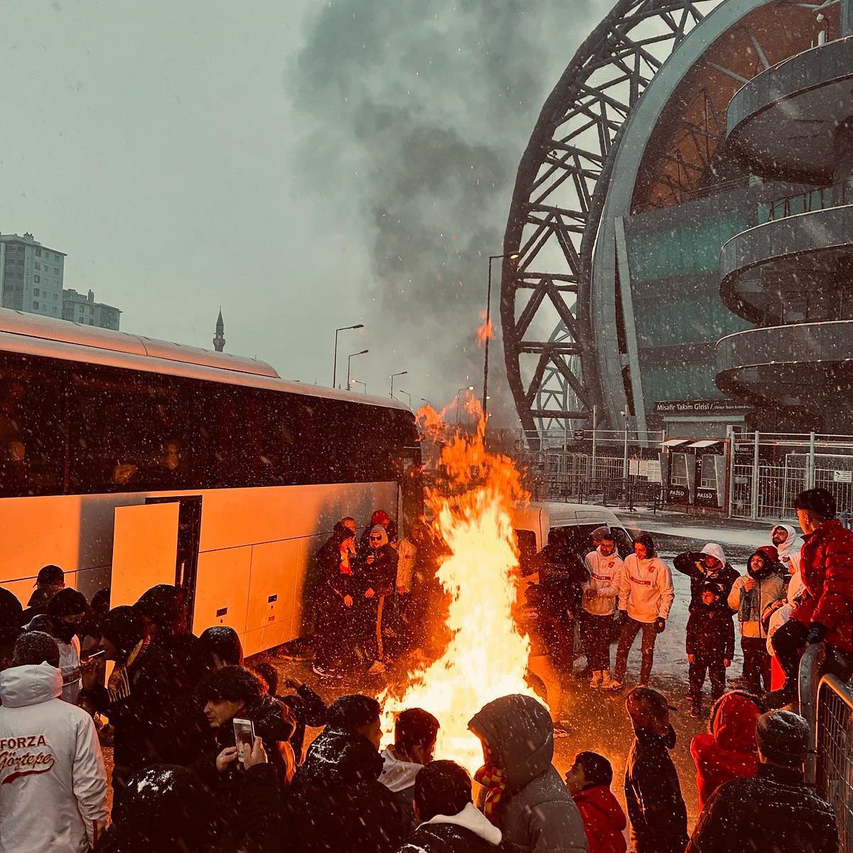Fotoğrafın iyiliğine bittik... Göztepe tribünü, -8 derecede Kayseri deplasmanında. 🥶