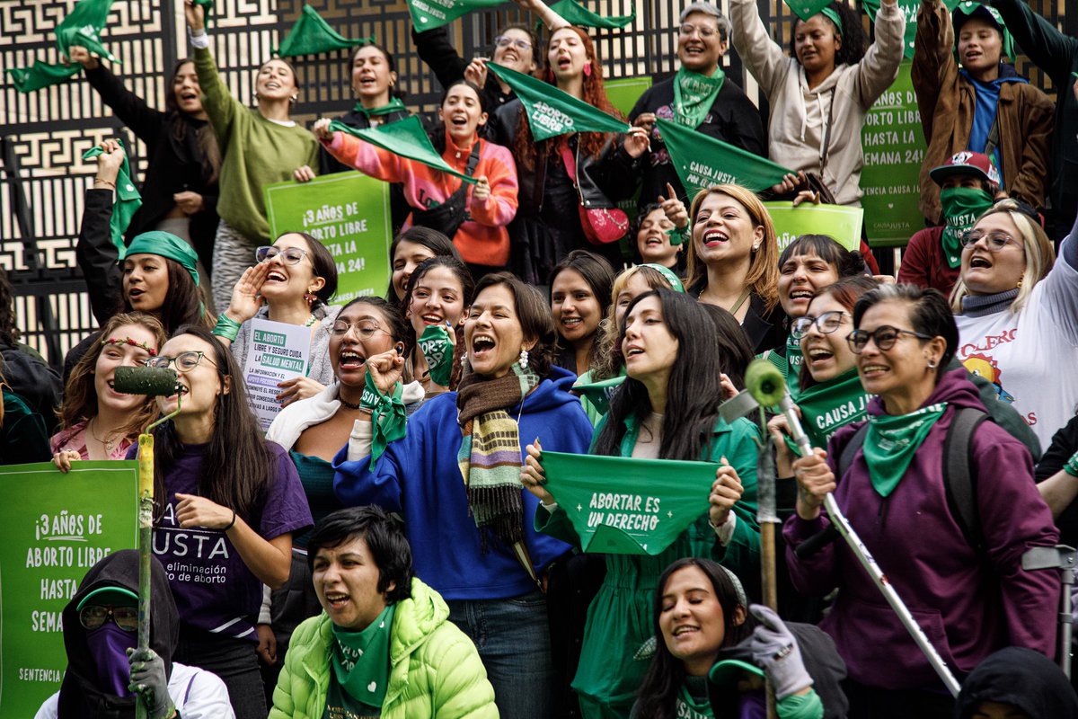 Causa Justa por el Aborto (@causajustaco) on Twitter photo Así celebramos este #21F los #3añosdeabortolibre en Colombia, con una gran pintada verde frente a la corte 💚
📸 <a href="/AlexaRochi__/">Alexa Rochi 📸</a> Así celebramos este #21F los #3añosdeabortolibre en Colombia, con una gran pintada verde frente a la corte 💚
📸 <a href="/AlexaRochi__/">Alexa Rochi 📸</a>