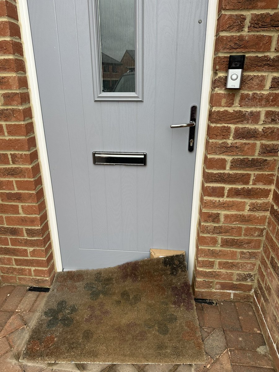 Ackers87's tweet photo. @AmazonUK Amazon be like ‘parcel was left in the letterbox’ 

Comedy. https://t.co/zSCpkgI1KT