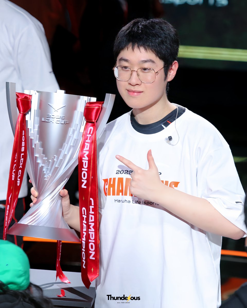 250223 LCK CUP 결승전 

 꿈, 희망, 전진 ⚡️ 
우리 제우스 선수 꽃길만 걷자 🧡🧡
항상 응원할게요!

#Zeus #제우스 #최우제 #HLE #HLEWIN