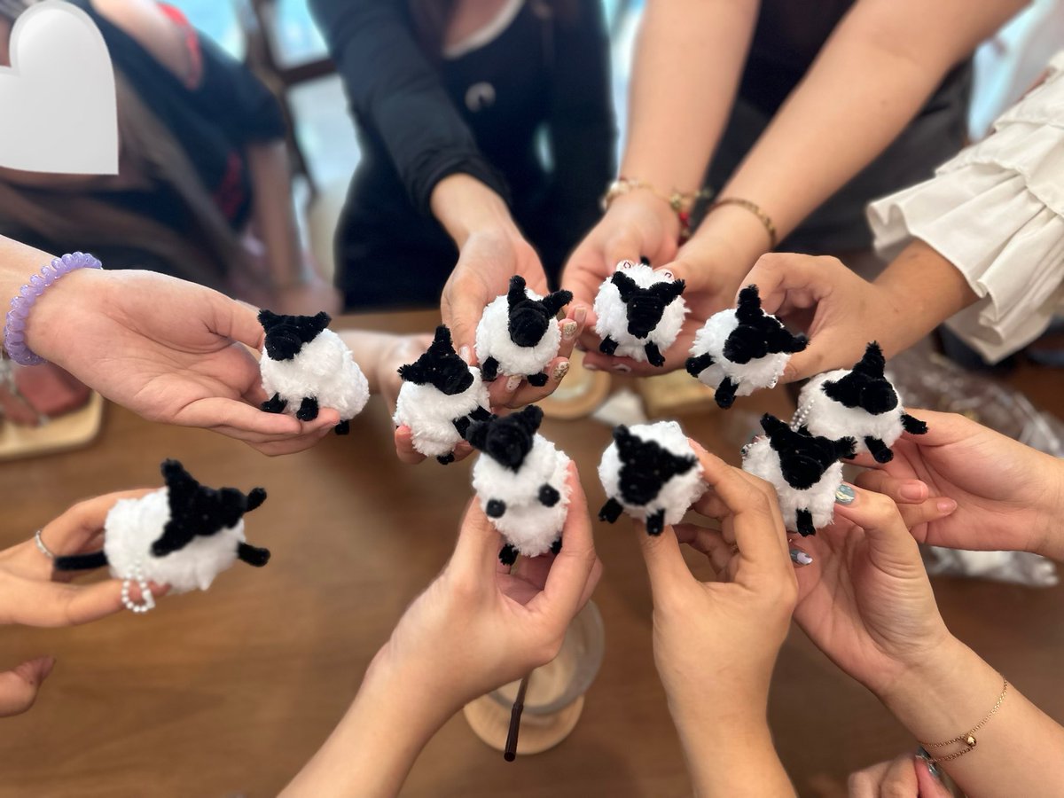 เมื่อวันเสาร์ไปคาเฟ่บังเอิญเจอแบ้กๆกับคุณลีด้วยแหละ😝สุดหล่อยืนตลอดเลย เมื่อยมั้ยคะ555555 มีตติ้งกับแบ้กๆคือเม้าฉ่ำมากกก ตอนถ่ายรูปคู่คือฉีดยากันฉ่ำำ🤣 คือเล่นอูโน่กันจนเหนื่อย5555 สนุกสุดๆๆ (ต่อ)
#แบ้กๆของคุณลี