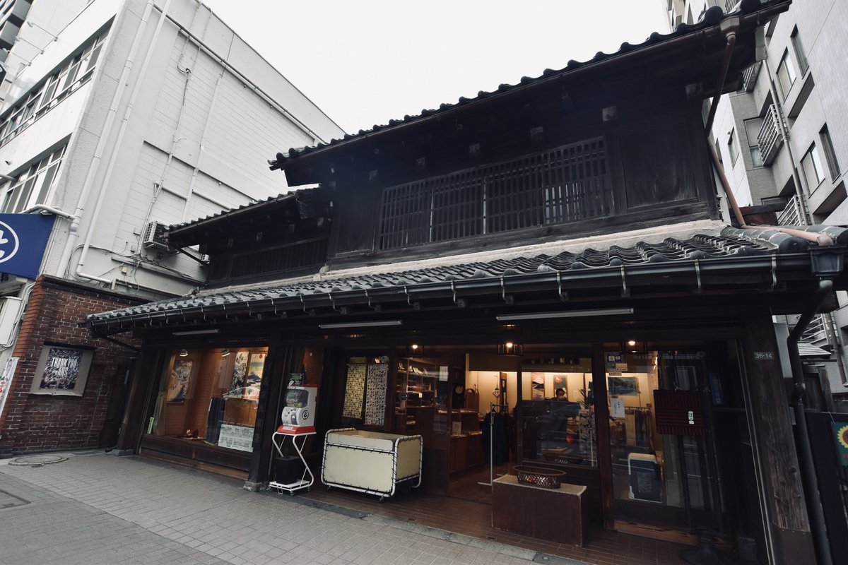 HANA_akesato's tweet photo. 船橋の森田呉服店、
2月末で閉店、新しい建物になるため解体予定です。江戸末期に創業。明治5年築の店舗は、船橋本町通りの宿場町時代の面影を残す建造物でした。両側にある耐火の煉瓦壁も見どころ…！

現在、手ぬぐいなどセール中。この形態の営業も最後となるそうです。お近くの方ぜひ！ https://t.co/MBICLo14RP