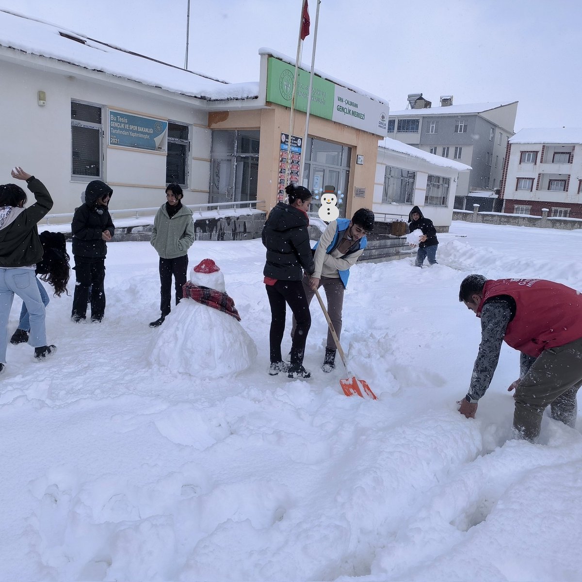 GSB_CaldiranGM's tweet photo. "Sosyal medyadan sosyal meydana" etkinlikleri kapsamında dijital hayata ara verip gençlerimizle biraraya gelerek unutulmaya yüz tutmuş sokak oyunlarımızdan: sessiz sinema ve kar topunu oyununu oynadık 📴📵☃️❄️🔇📽️ https://t.co/h9Tn5cK91G