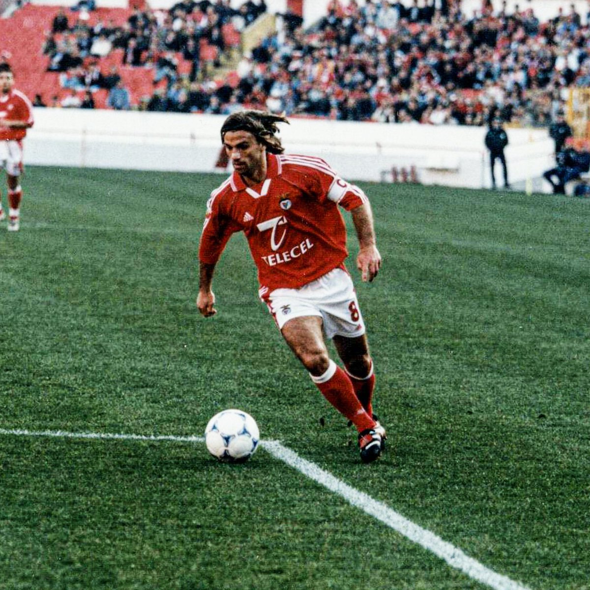 Benfiquistas,

Com a homenagem feita ao Preud’homme ontem, gostaria que os benfiquistas que viveram a década de 90’ nos explicassem o impacto que o JVP teve no Benfica na altura e como influenciou o benfiquismo de cada um.

Acho que há uma falta de conhecimento sobre esse período