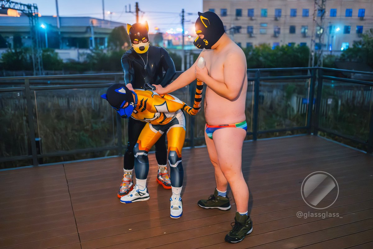 刚准备探查地下工厂的小英雄，转瞬之间就被制服了！

出演：
胶狗 <a href="/AcrealDirrix/">小虎ADX</a> 
<a href="/_OuJuO_/">是欧巨哦</a>
摄影： <a href="/glassglass_/">glassglass镜像</a>