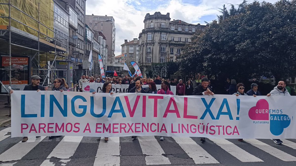 O Salto Galiza (@osaltogz) on Twitter photo ✊Miles de persoas enchen Compostela cun berro único en defensa da lingua galega
A plataforma <a href="/QueremosGalego/">Queremos Galego!</a> conseguiu xuntar voces diversas da Galiza social, política e cultural para “parar a emerxencia” que sofre a lingua propia.
osalto.gal/galego/miles-p… ✊Miles de persoas enchen Compostela cun berro único en defensa da lingua galega
A plataforma <a href="/QueremosGalego/">Queremos Galego!</a> conseguiu xuntar voces diversas da Galiza social, política e cultural para “parar a emerxencia” que sofre a lingua propia.
osalto.gal/galego/miles-p…