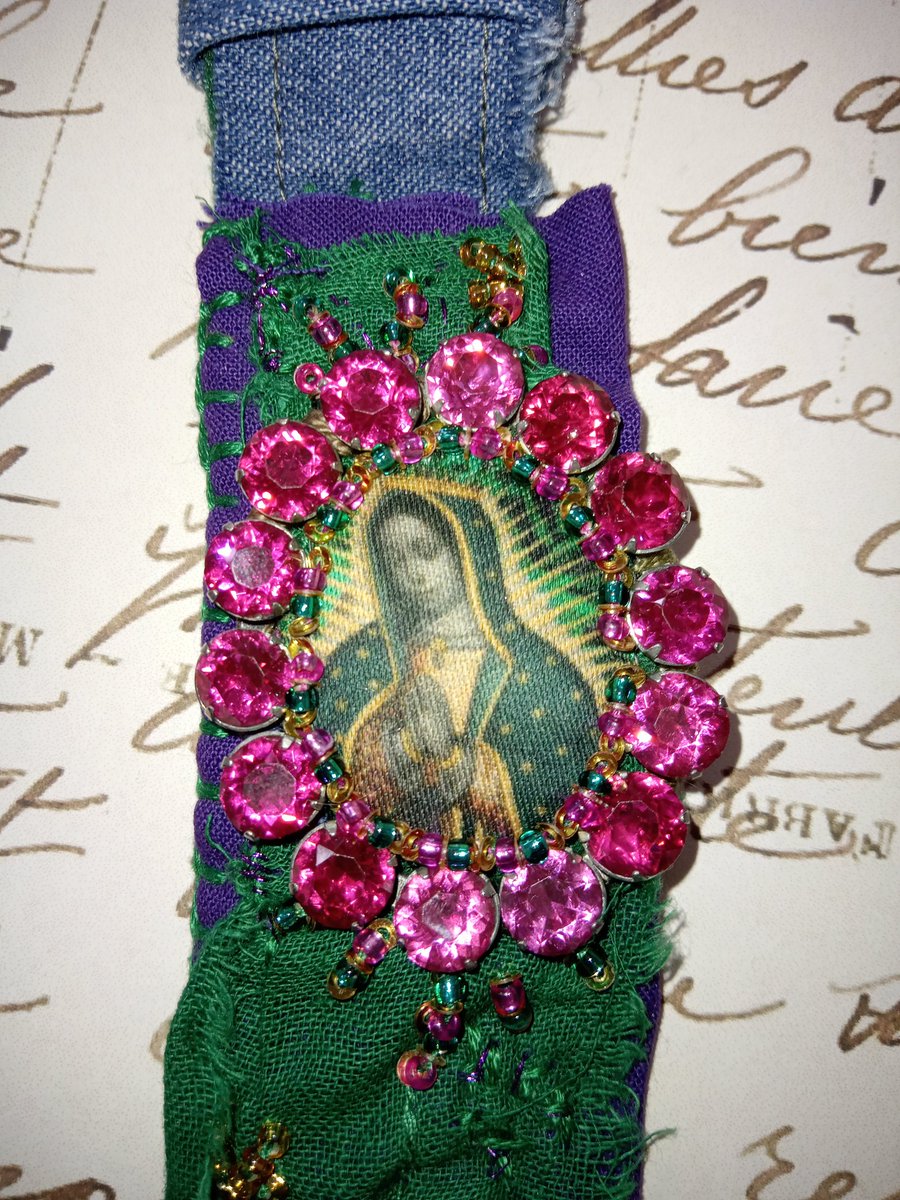 SilentTheatre1's tweet photo. My cuff is finished, I will be listing her soon. I made it like a watch strap so it can be adapted to different size wrists. #Mary #cuff #mixedmedia #slowsew #sewing
https://t.co/u1hgp1pEFI https://t.co/lFnCfP0vAz