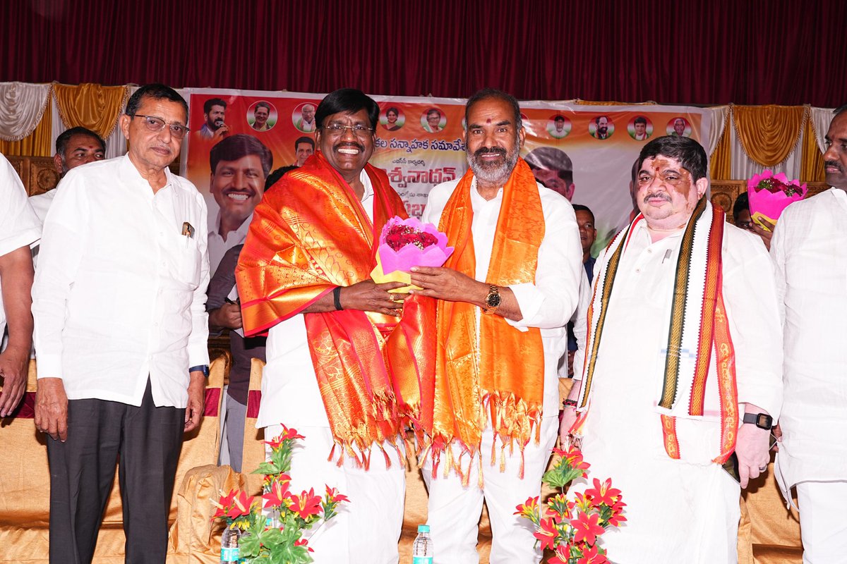 aadisrinivasmla's tweet image. వేములవాడ అర్బన్ మండలం అగ్రహారం గ్రామంలోనీ శ్రీ కన్వెన్షన్ లో నిర్వహించిన పట్టభద్రల ఎమ్మెల్సీ ఎన్నికల సన్నాహక సమావేశంలో ఏఐసీసీ కార్యదర్శి పి. విశ్వనాథన్, బీసీ సంక్షేమ శాఖ రవాణా శాఖ మంత్రివర్యులు పొన్నం ప్రభాకర్, జిల్లా గ్రంధాలయ చైర్మన్ నాగులసత్యనారాయణ,కరీంనగర్ పార్లమెంట్ ఇంచార్జి…