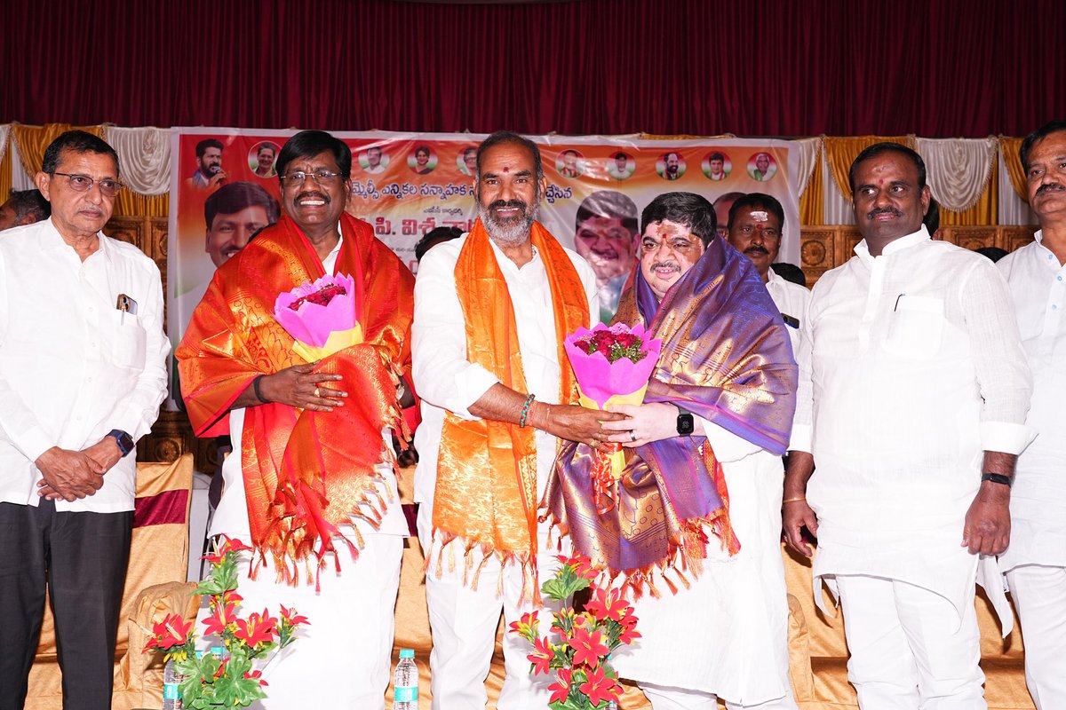 aadisrinivasmla's tweet image. వేములవాడ అర్బన్ మండలం అగ్రహారం గ్రామంలోనీ శ్రీ కన్వెన్షన్ లో నిర్వహించిన పట్టభద్రల ఎమ్మెల్సీ ఎన్నికల సన్నాహక సమావేశంలో ఏఐసీసీ కార్యదర్శి పి. విశ్వనాథన్, బీసీ సంక్షేమ శాఖ రవాణా శాఖ మంత్రివర్యులు పొన్నం ప్రభాకర్, జిల్లా గ్రంధాలయ చైర్మన్ నాగులసత్యనారాయణ,కరీంనగర్ పార్లమెంట్ ఇంచార్జి…