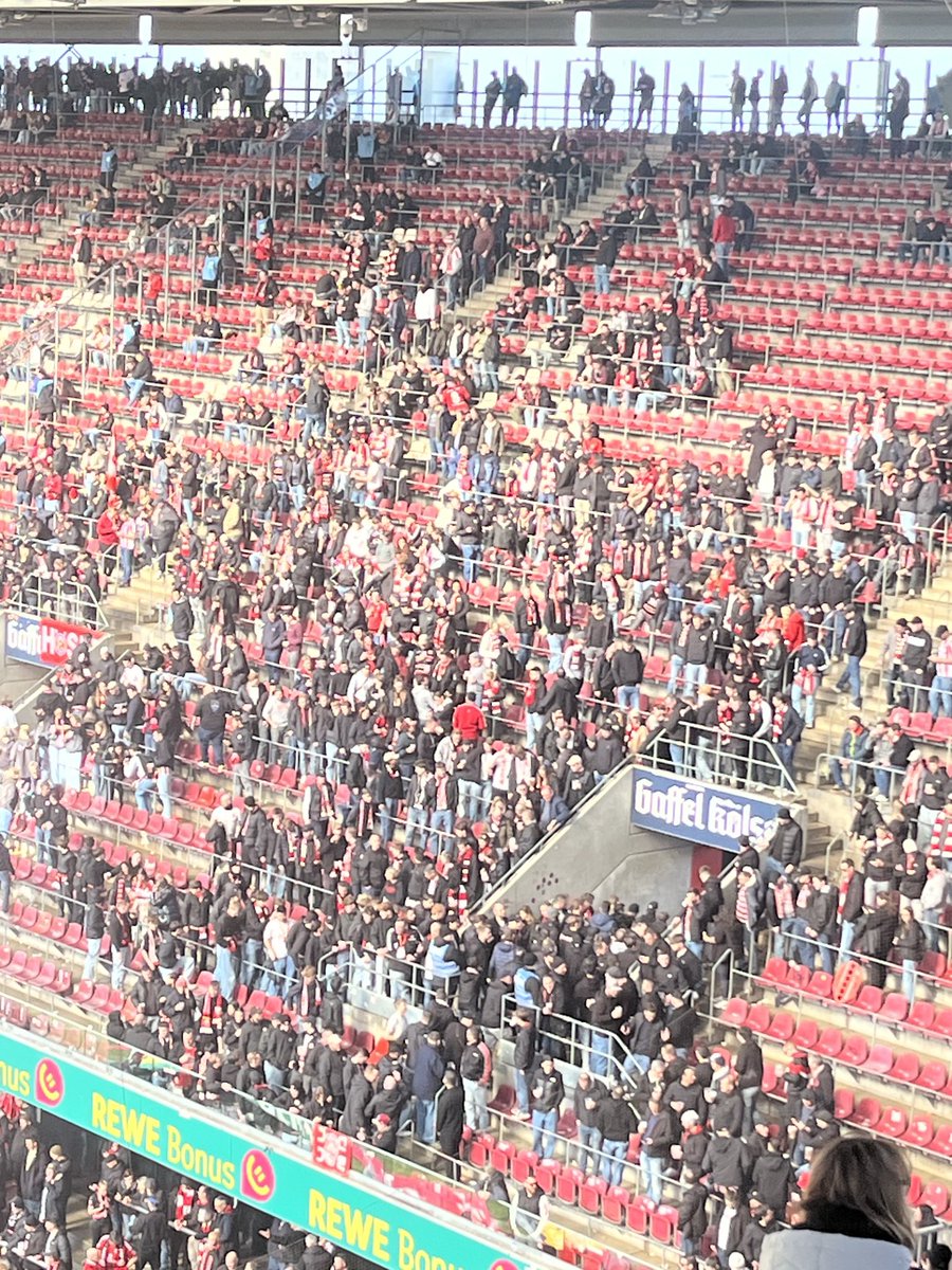 F95 Kurve im Oberrang leert sich gerade…