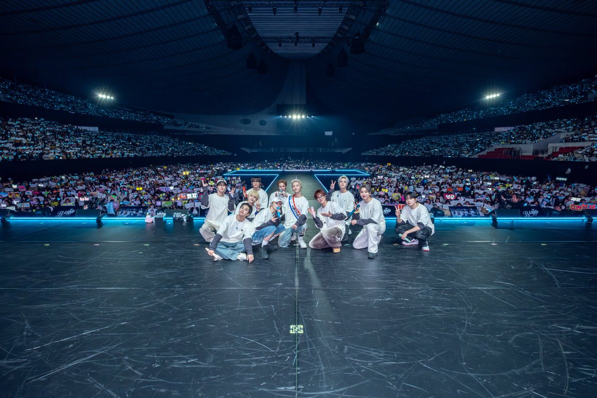 THEBOYZ_officl's tweet photo. [📸] THE BOYZ FAN-CON <THE B LAND> in JAPAN DAY 2 완료🎡 시간 가는 줄 모르고 즐기는 더비와의 공연🎈 덕분에 더보이즈는 에너지 충전 완료⚡️ 남은 주말도 행복하게 보내세요✨ 내일도 더보이즈로 가득 물든 더비랜드에서 기다릴게요🎨 終わらない物語 色褪せないメロディー💕

#THEBOYZ #더보이즈
#THEBLAND #더비랜드