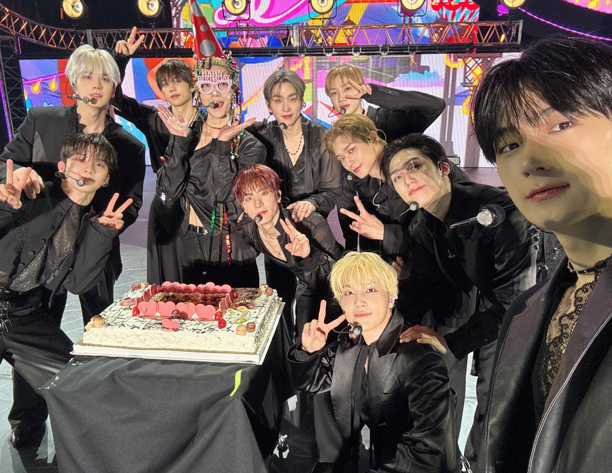 THEBOYZ_officl's tweet photo. [📸] THE BOYZ FAN-CON <THE B LAND> in JAPAN DAY 2 완료🎡 시간 가는 줄 모르고 즐기는 더비와의 공연🎈 덕분에 더보이즈는 에너지 충전 완료⚡️ 남은 주말도 행복하게 보내세요✨ 내일도 더보이즈로 가득 물든 더비랜드에서 기다릴게요🎨 終わらない物語 色褪せないメロディー💕

#THEBOYZ #더보이즈
#THEBLAND #더비랜드