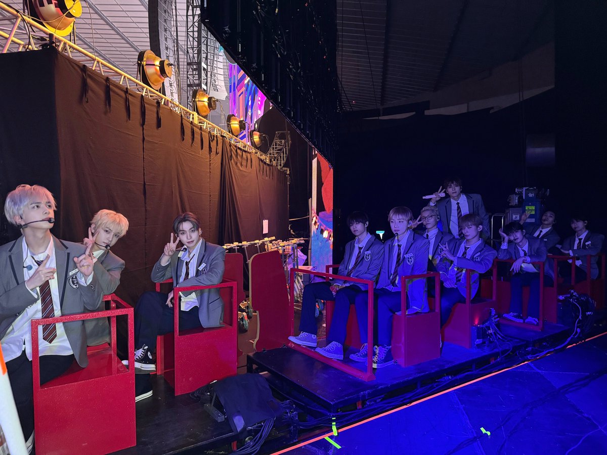 THEBOYZ_officl's tweet photo. [📸] THE BOYZ FAN-CON <THE B LAND> in JAPAN DAY 2 완료🎡 시간 가는 줄 모르고 즐기는 더비와의 공연🎈 덕분에 더보이즈는 에너지 충전 완료⚡️ 남은 주말도 행복하게 보내세요✨ 내일도 더보이즈로 가득 물든 더비랜드에서 기다릴게요🎨 終わらない物語 色褪せないメロディー💕

#THEBOYZ #더보이즈
#THEBLAND #더비랜드
